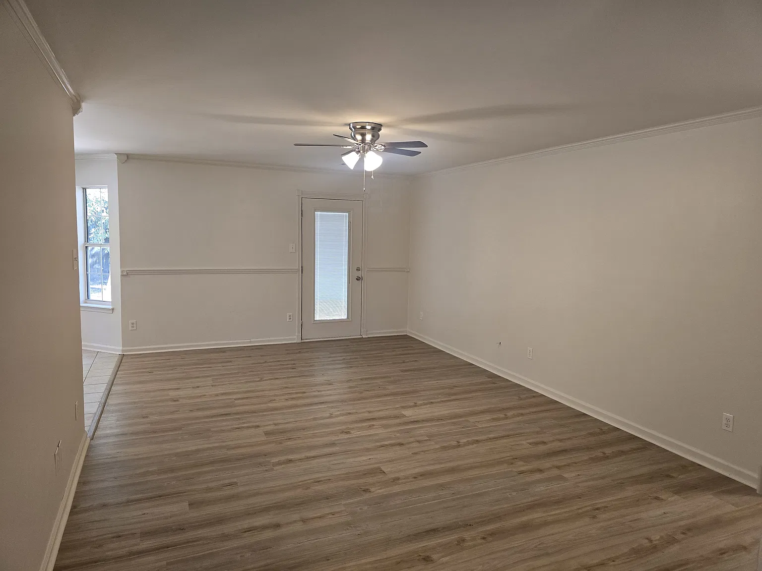 Charming 3 Bedroom 2 Bathroom Home — Photo 2