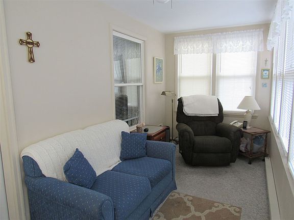 4th image of 36 Parker Ave