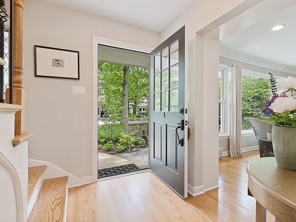 4th image of 421 Lakeside Pl