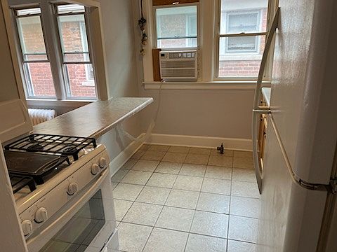 2nd image of 891 Beaconsfield Ave #2SOUTH