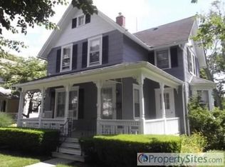 41 Oak St, Babylon, NY 11702