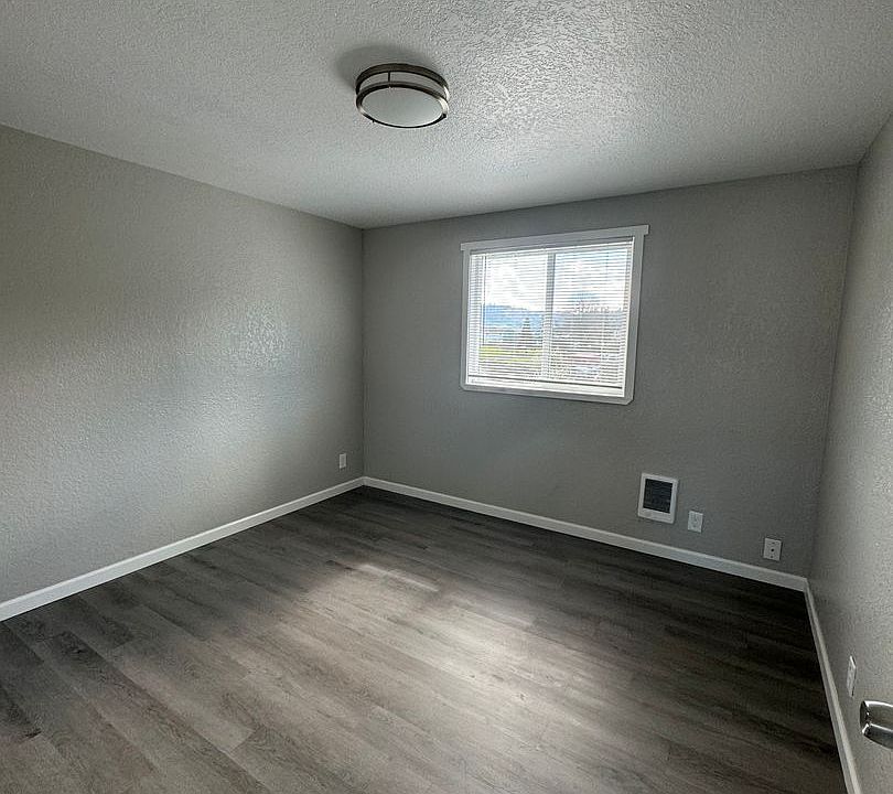 ALVJ904 904 S Comstock Rd Sutherlin OR Zillow