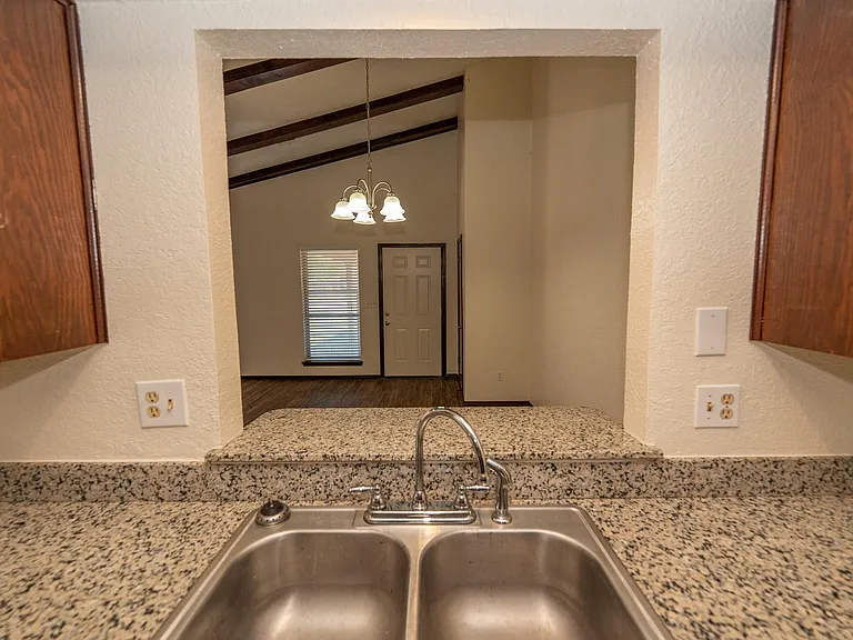 2260 Houston Ave — Photo 4