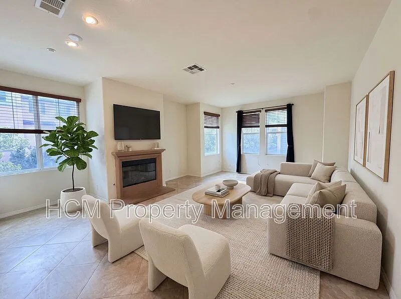 4 bed, 2.5 bath, 1671 sqft, $4,195 — Photo 3