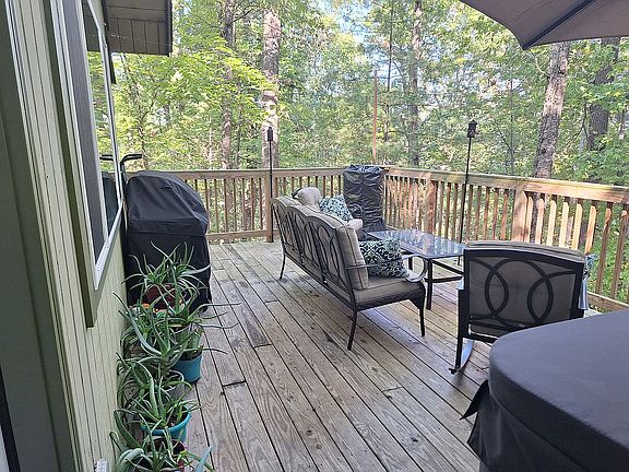 3rd image of 224 Fairfax Ct