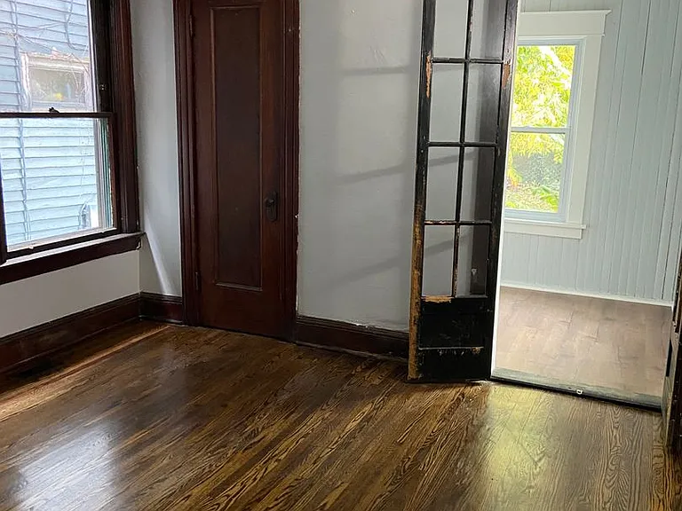 677 Delevan W — Photo 15