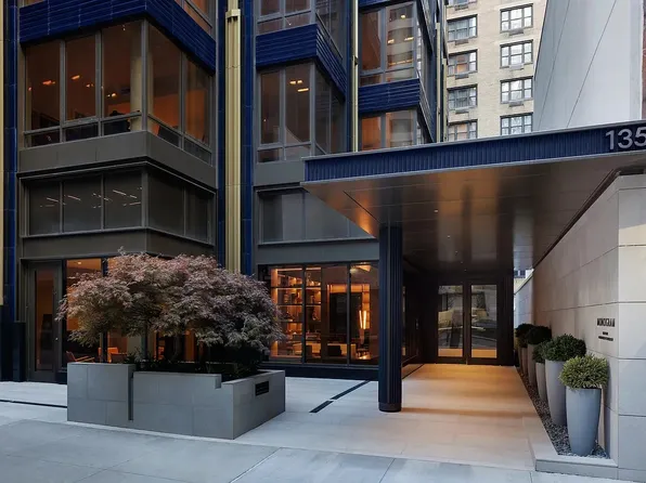 135 East 47th Street image 8 of 11