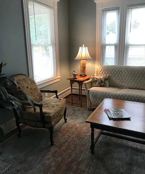 Living Room (previous tenant furnishings)