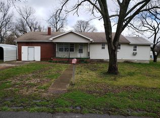 305 8th St, Oswego, KS 67356