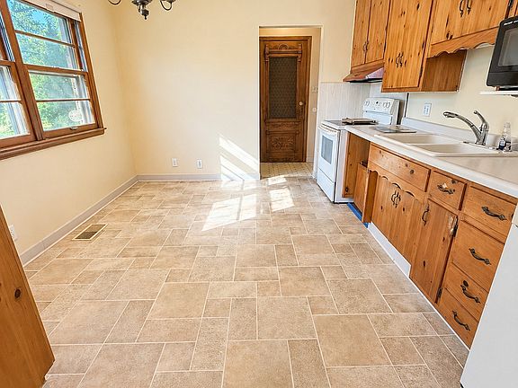4th image of 2025 Redfern Dr
