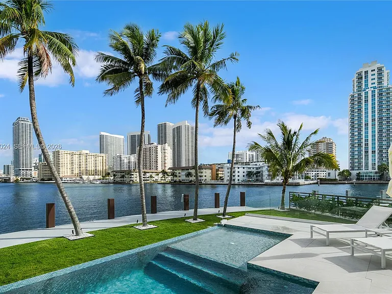 501 Palm Dr — Photo 3