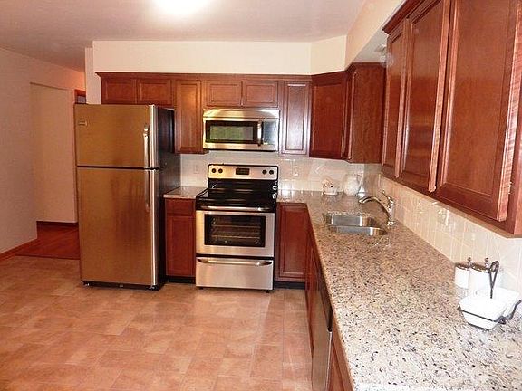 4th image of 10040 Woodbine Ave