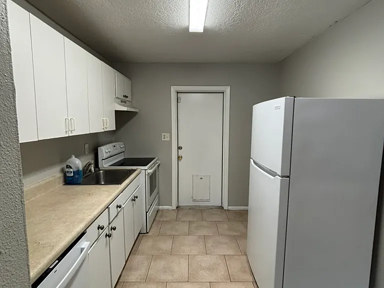 10117 N Aster Ave — Photo 2