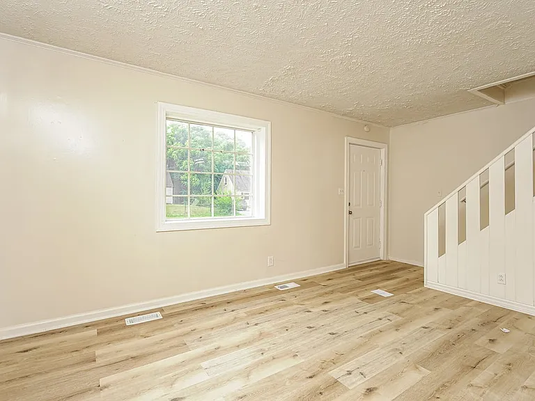 1103 Louise Rd — Photo 5