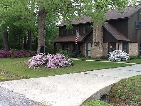550 River PlantationLong Drive way.Azaleas each Srping