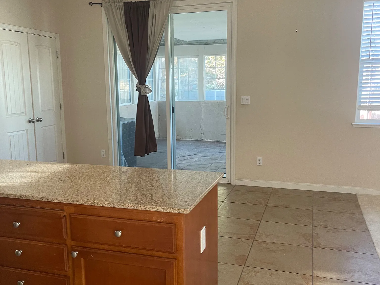 5 bed, 2734 sqft, $4,100 — Photo 3