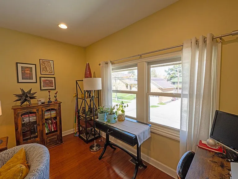 Pleasant St — Photo 11
