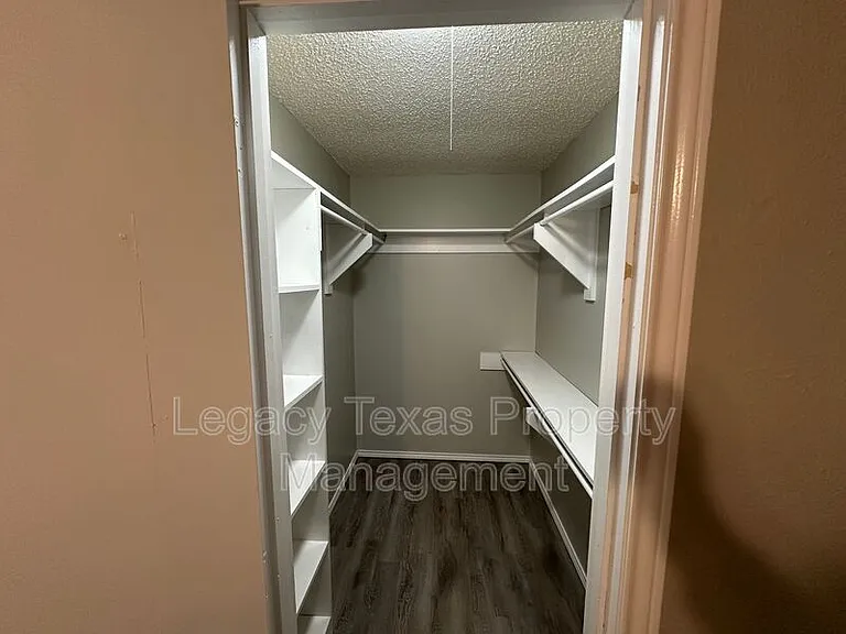 1116 N Nolan River Rd #B — Photo 3