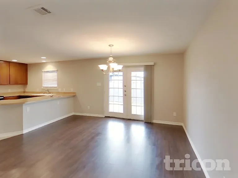 1326 Foster St — Photo 3