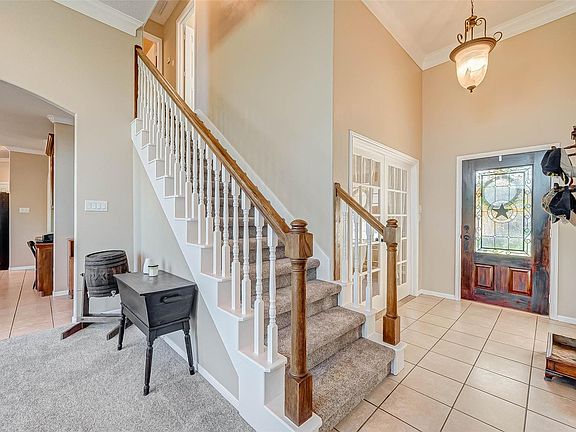 5th image of 3807 Crestwood Cir