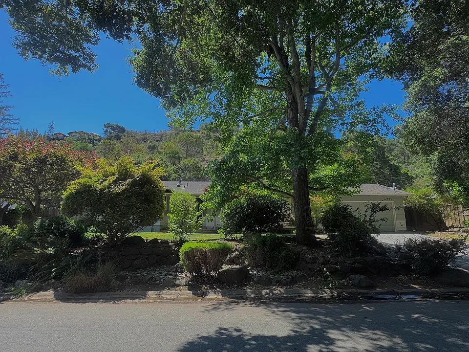 Laurelwood Dr