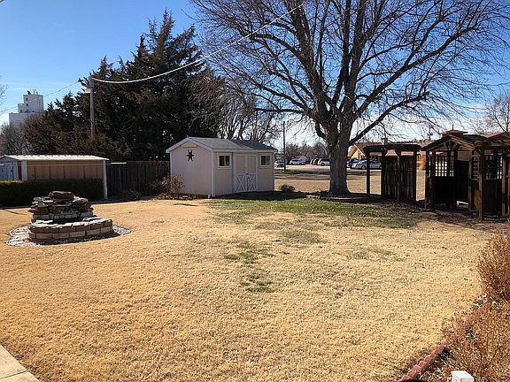 Back Yard w/ Barn