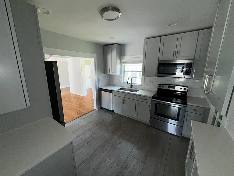 916 W Ohio Ave — Photo 3