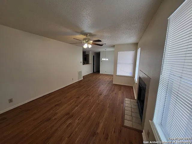 3 bed, 5.0 bath, 1105 sqft, $1,300 — Photo 3
