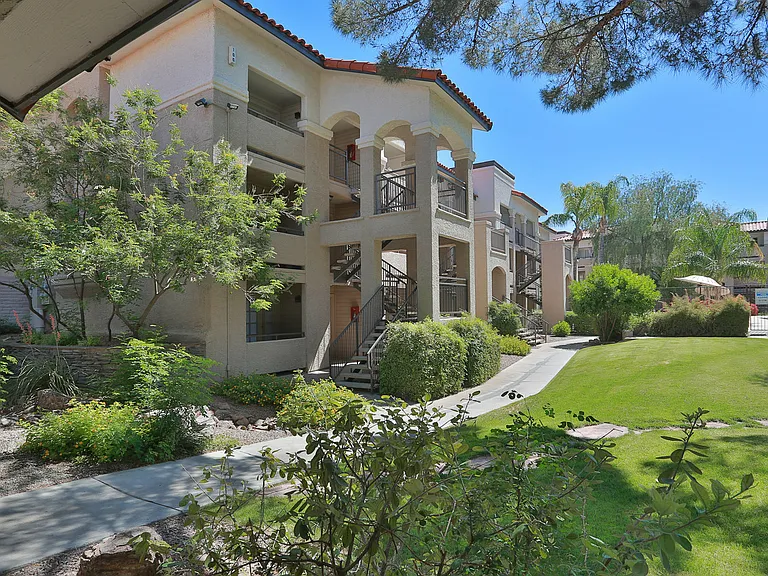 Lantana Apartments — Photo 1