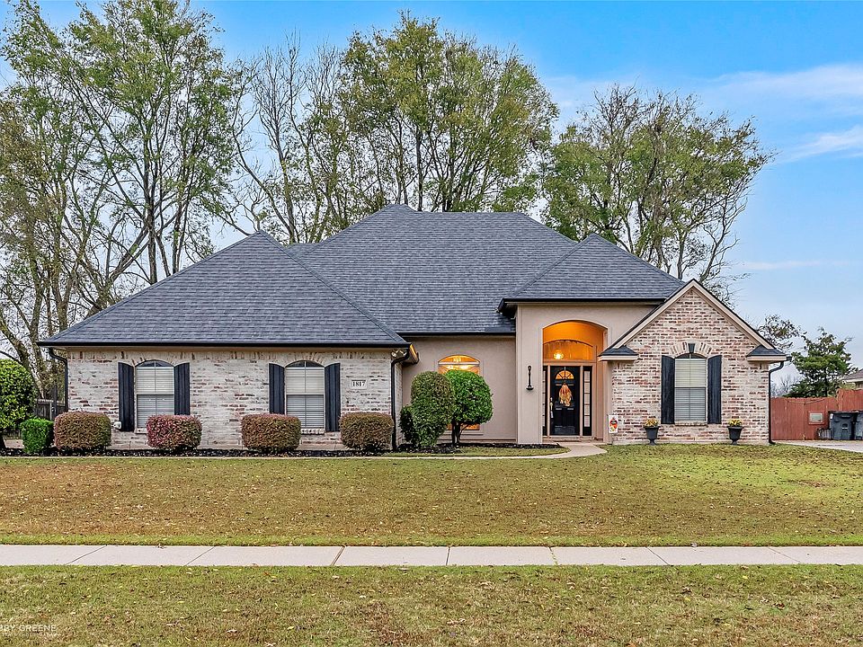 1st image of 1817 Castlewood Dr
