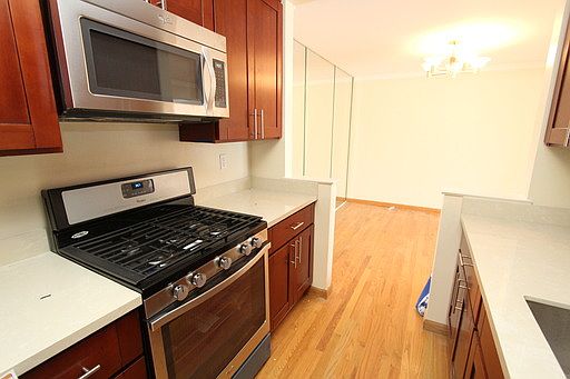 4th image of 1380 Greenwich St APT 107