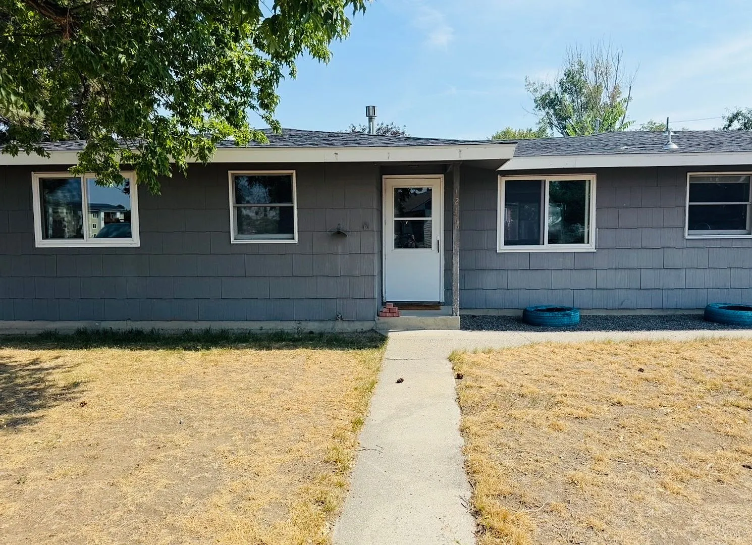 Secluded Heights 2 Bedroom with Fenced Backyard, Laundry and Off Street Parking — Photo 4