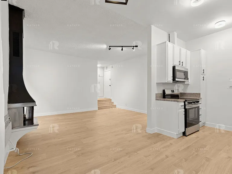 1114 N Kings Rd — Photo 4