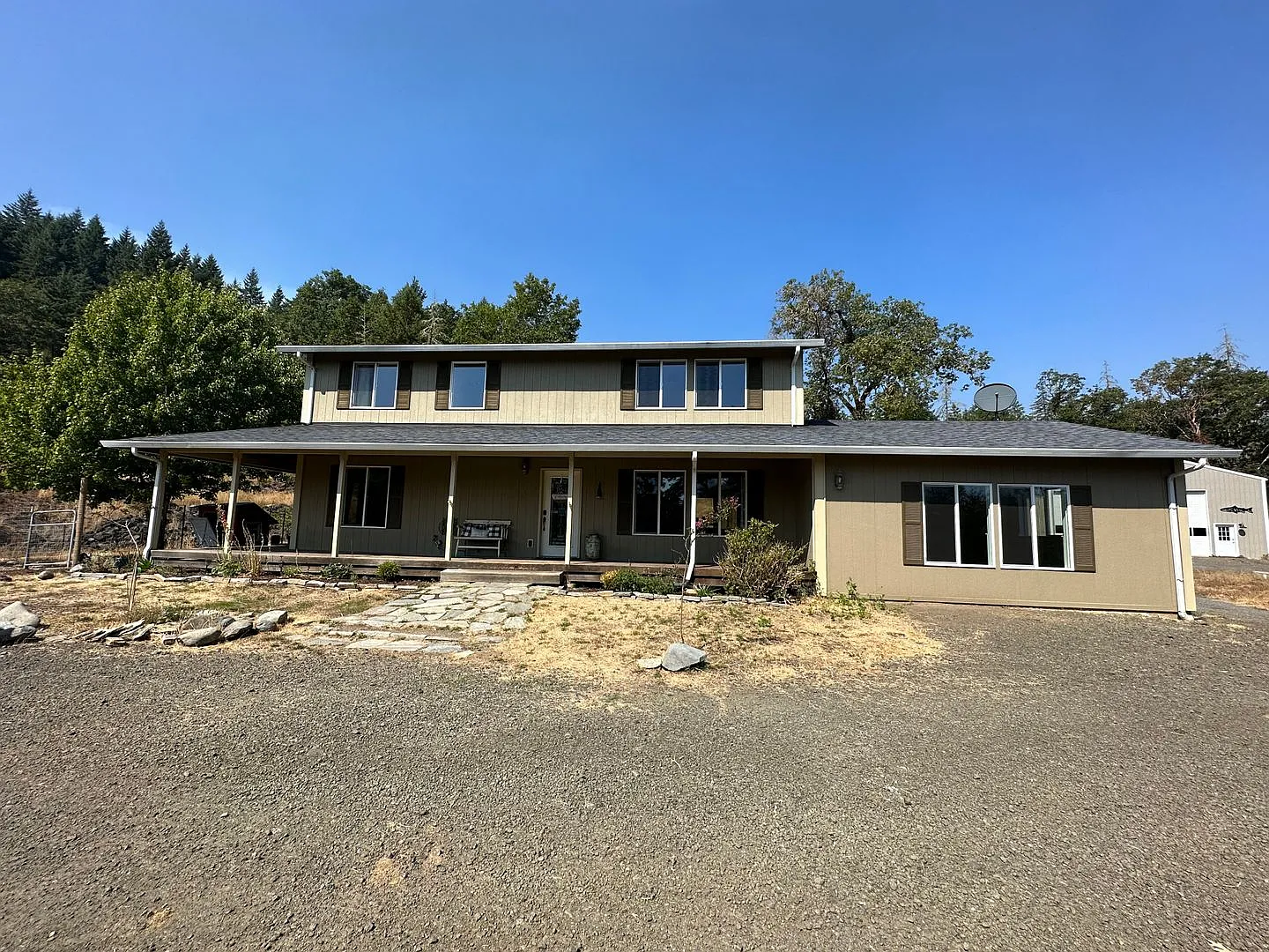 Melrose 4 bedroom 2 story Farm house with wrap around porch — Photo 1