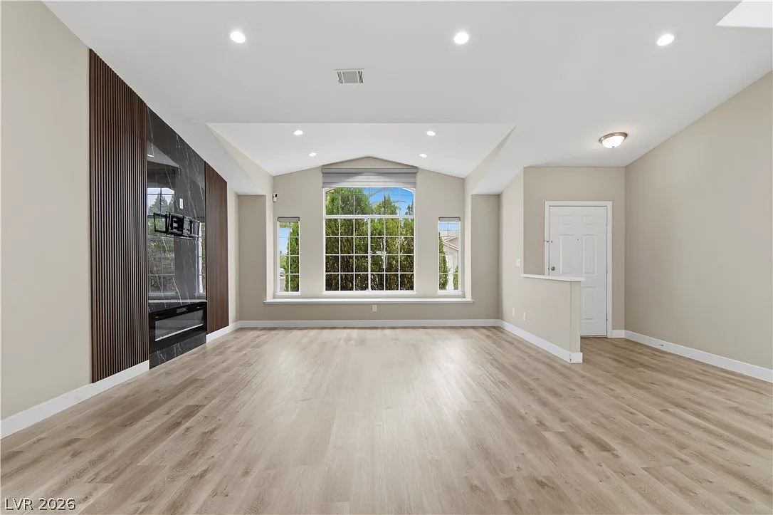 4 bed, 2.5 bath, 2393 sqft, $3,950 — Photo 3