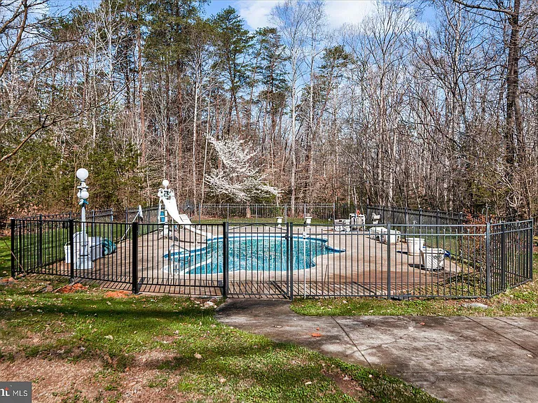 7621 River Rd — Photo 58