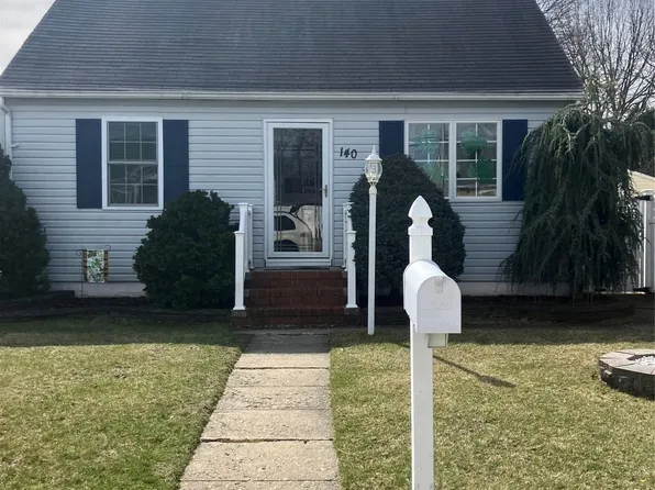 140 Pleasantview Court, Copiague, NY 11726