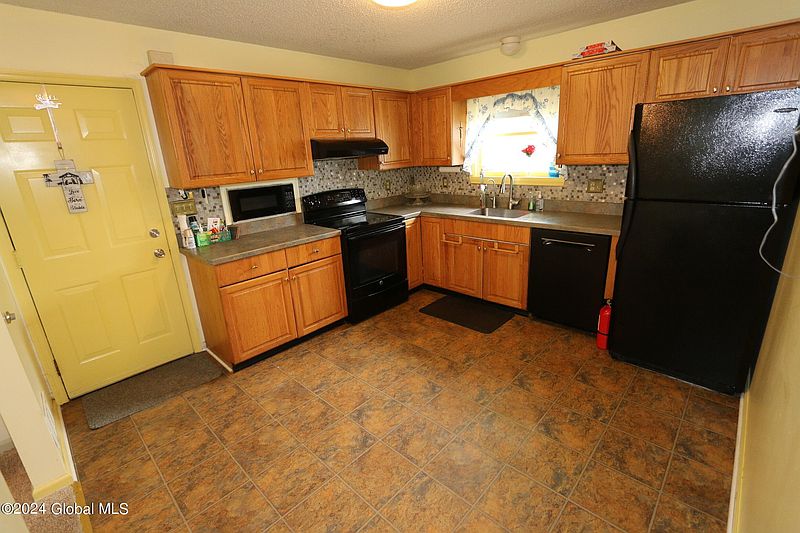 4th image of 1429 Thickett Road