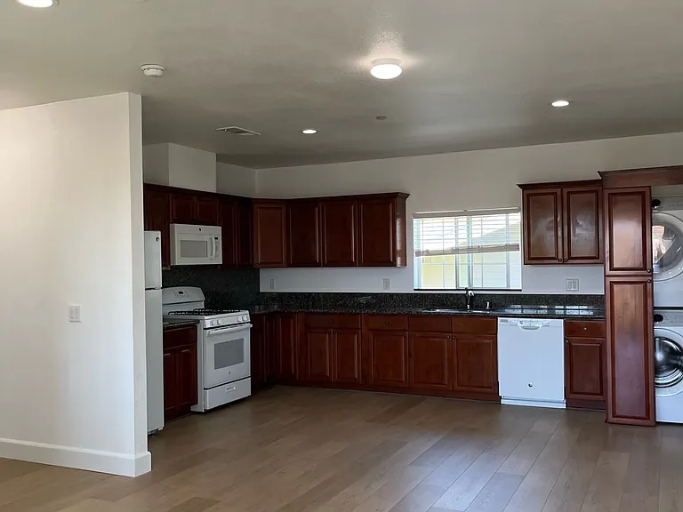 417 3/4 N Kingsley Dr — Photo 1