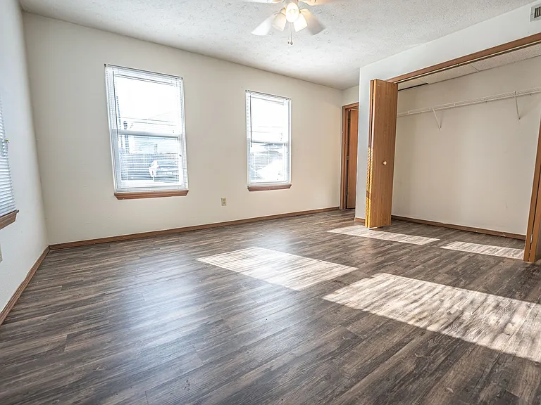 1024 E Walnut St — Photo 3