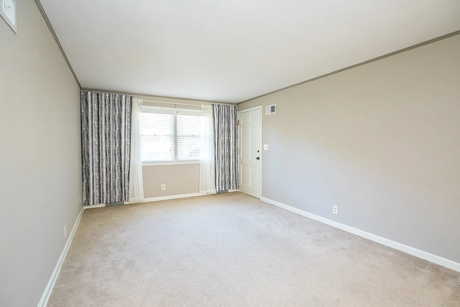 2 bed, 990 sqft, $939 — Photo 2