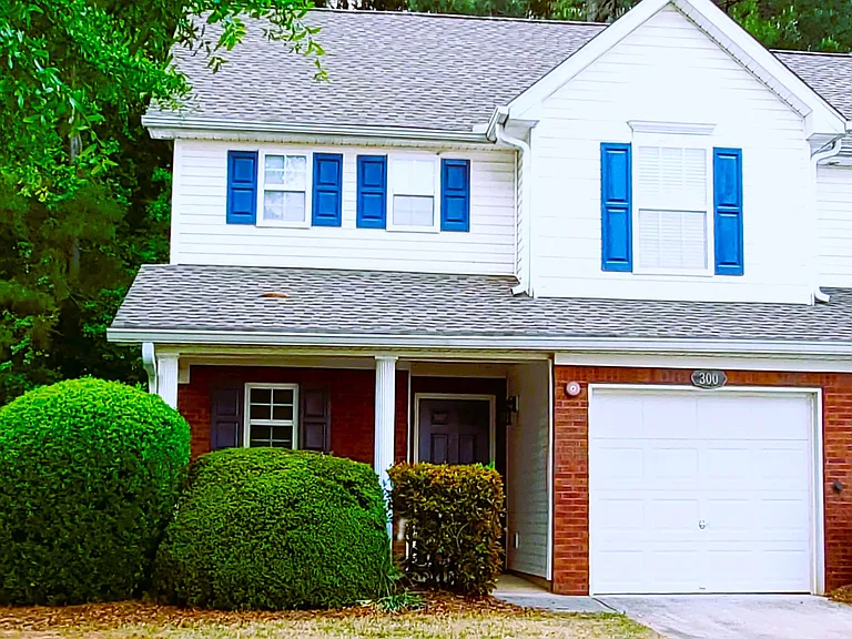 300 Cottonwood Creek Cir — Photo 2