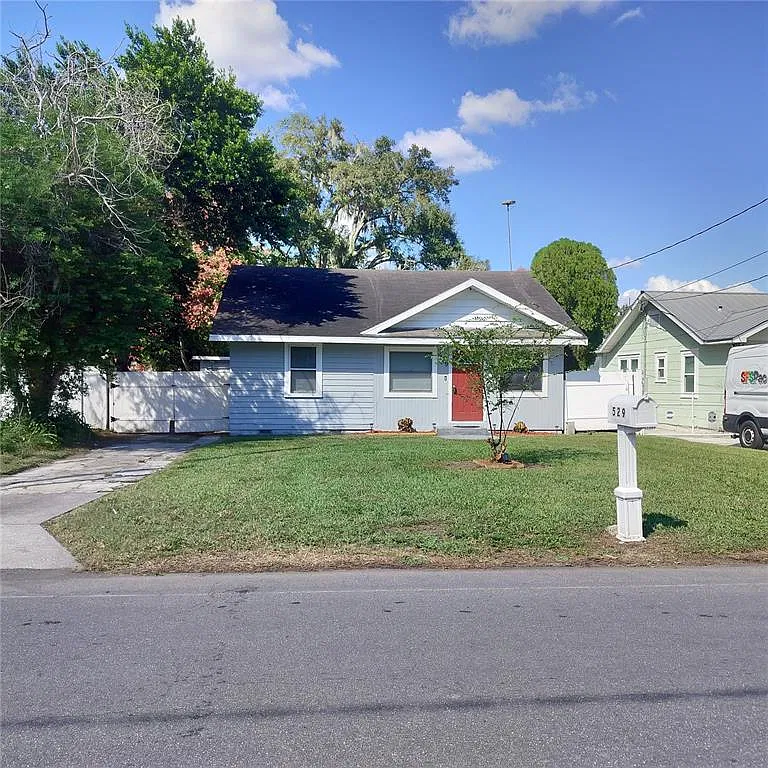 2 bed, 1.0 bath, 842 sqft, $1,299 — Photo 1