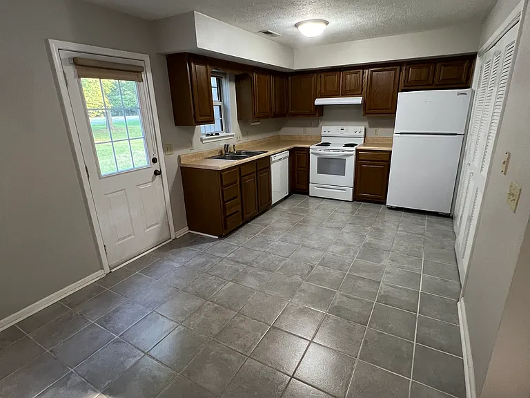 589 Holly Ct — Photo 5