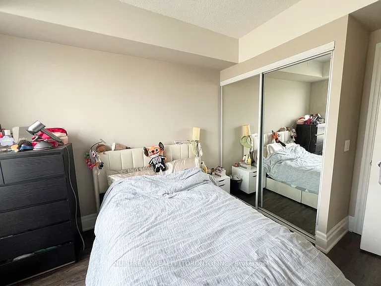 39 Upper Duke Cres #423 — Photo 12