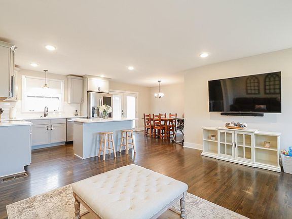 5th image of 115 La Greta Dr
