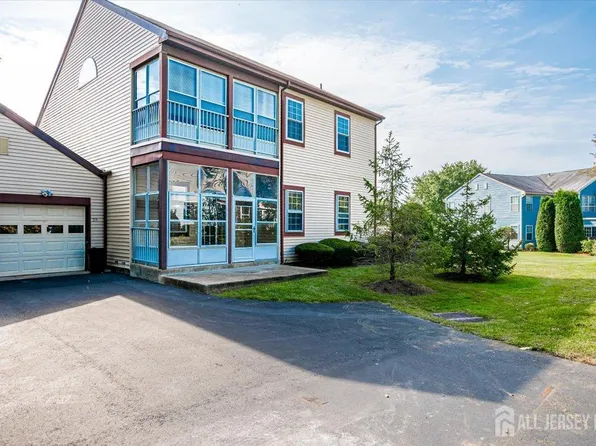 3 Cambridge Dr #A, Monroe Township, NJ 08831