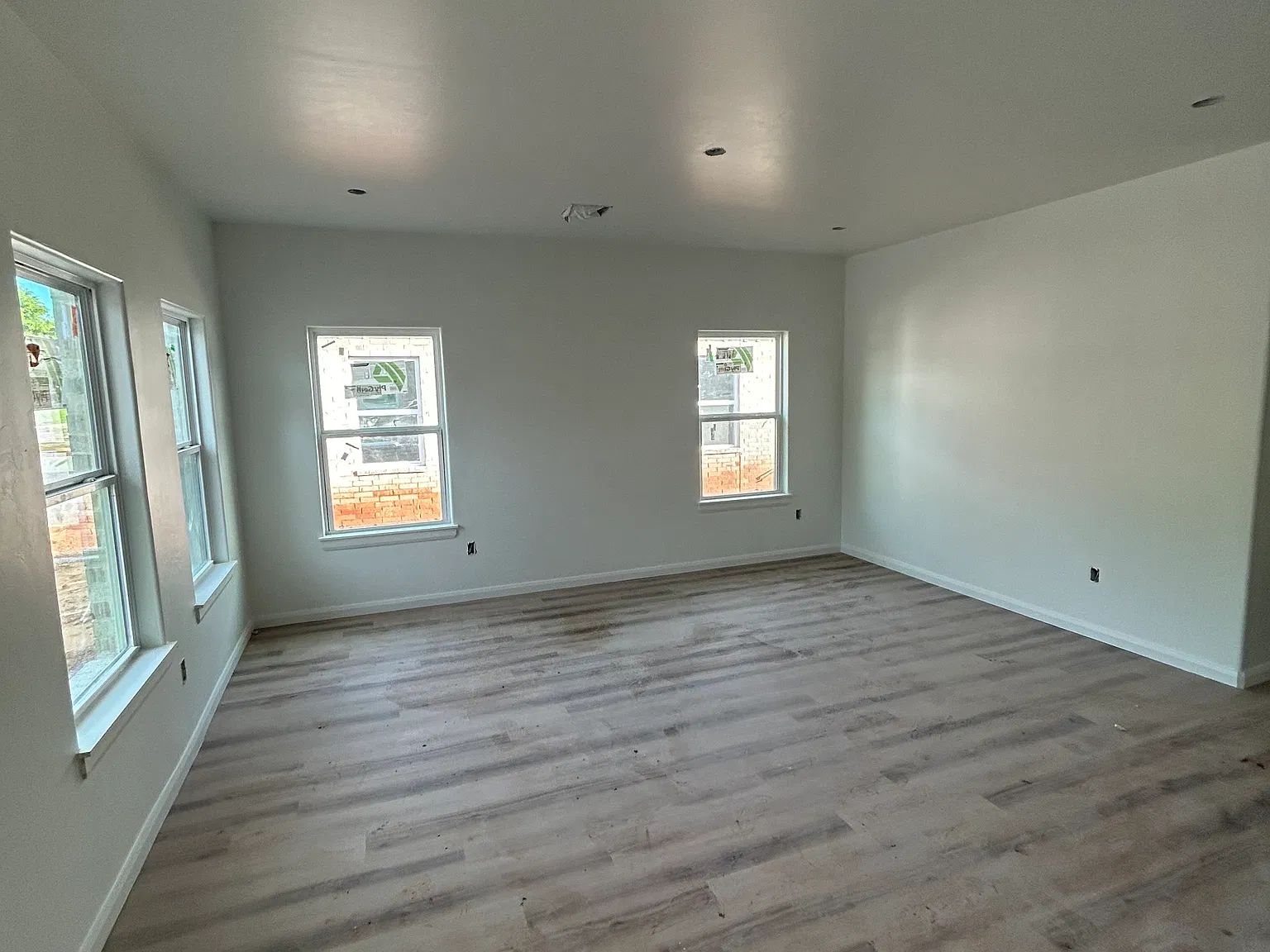 8720 N Shartel Ave — Photo 3