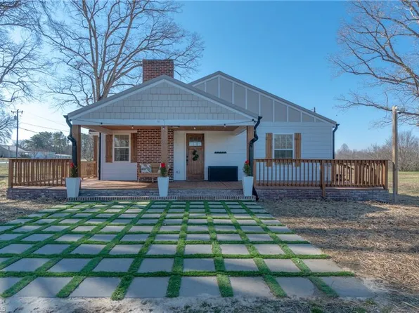 4445A Courtney Huntsville Rd, Yadkinville, NC 27055