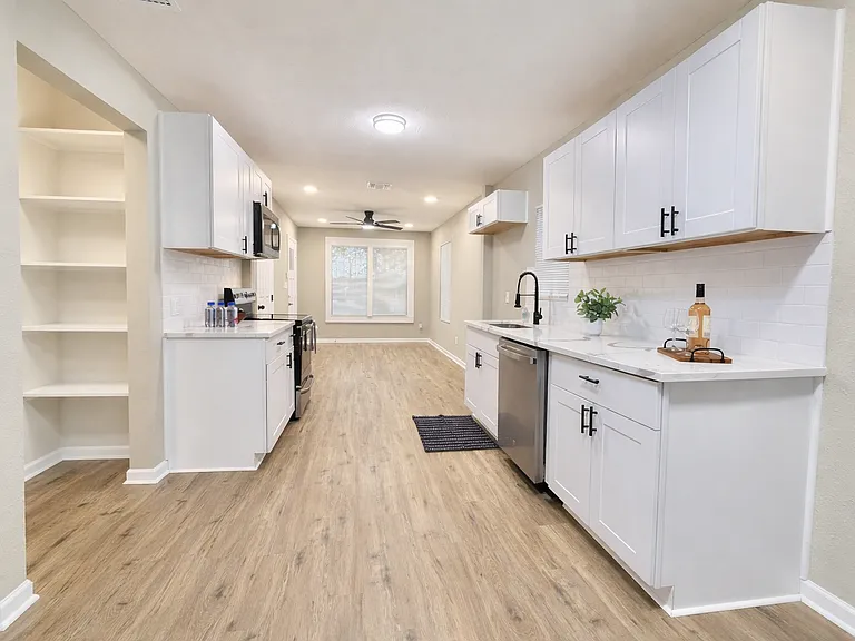 215 E Lubbock St — Photo 9